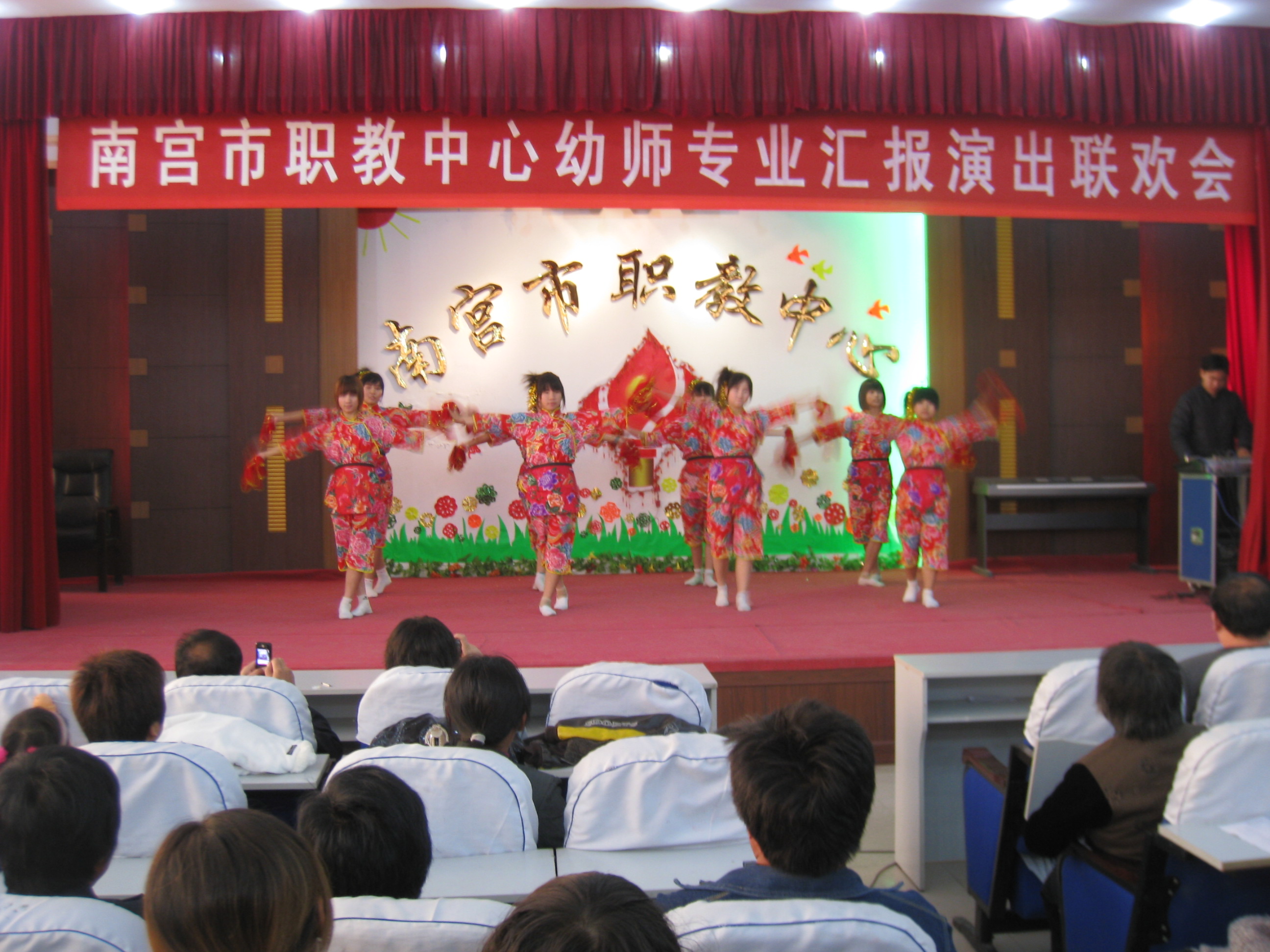 幼师专业汇报演出.jpg